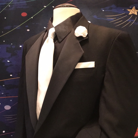 Abriani Italian Tuxedo Coat - Picture 15 of 17